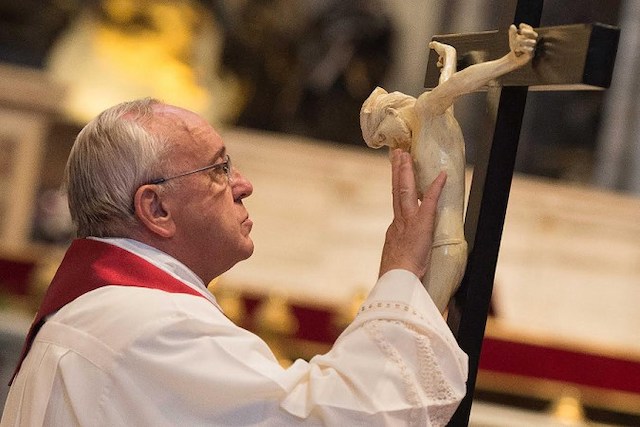 7a94c-pope_francis_and_the_cross_at_the_liturgy_of_the_lords_passion_at_st_peters_basilica_on_april_3_2015_credit__losservatore_romano_cna_4_3_15.jpg