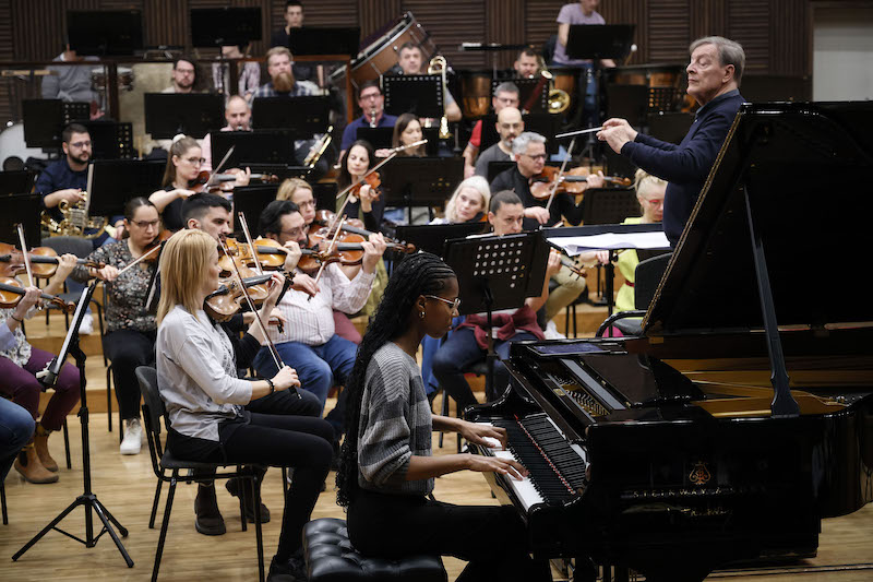 Dzeniba Kane-Mejson i Hauard Grifits. Foto Marko Djokovic - Beogradska filharmonija.jpg