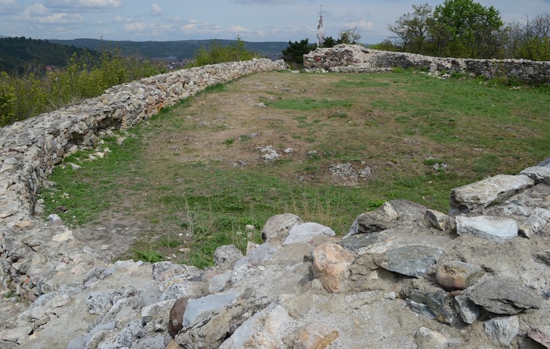 ostaci-utvrdjenja-iz-IV-veka-na-Hisaru.jpg