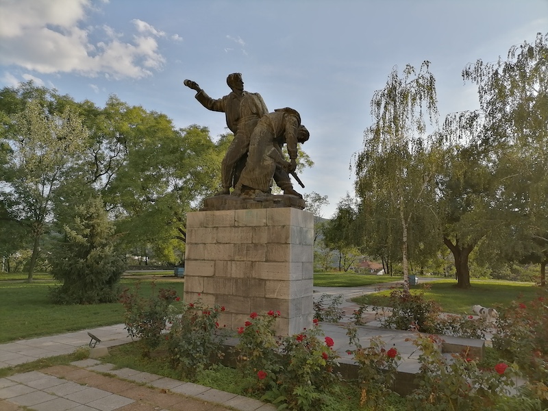 Spomenik palim borcima poginulim u NOB-u.jpg