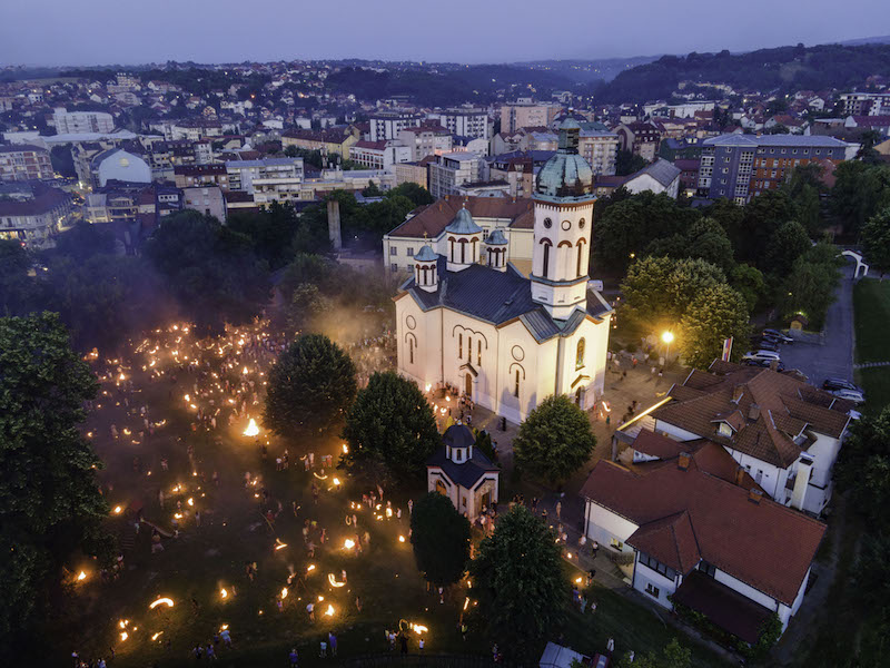 1. paljenje lila u porti crkve Pokrova Presvete Bogorodice kat. lilanje.jpg