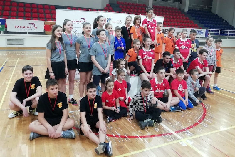 Medjuskolski badminton turnir - Petrovac na Mlavi_Osvajaci medalja.jpg