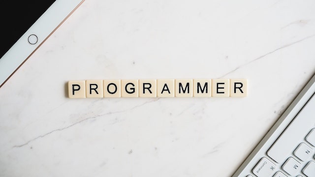 programmer-4523101_1920-min.jpg