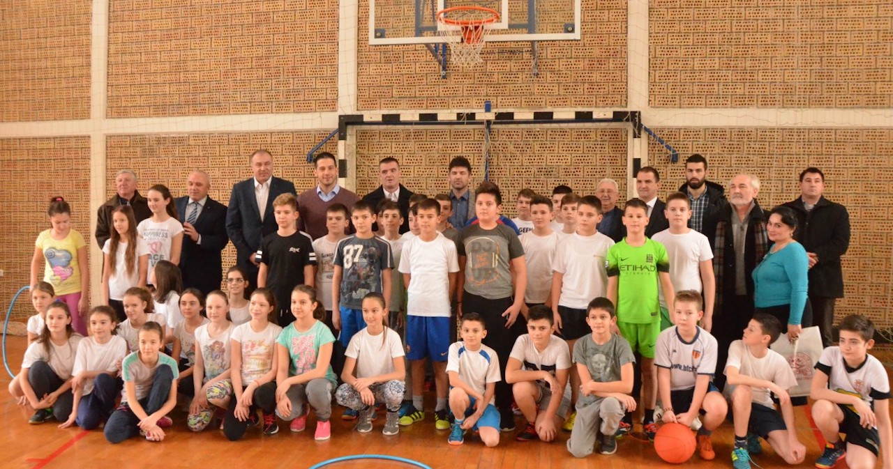 Министар омладине и спорта Вања Удовић у посети ОШ „Свети Сава“ у Врчину
