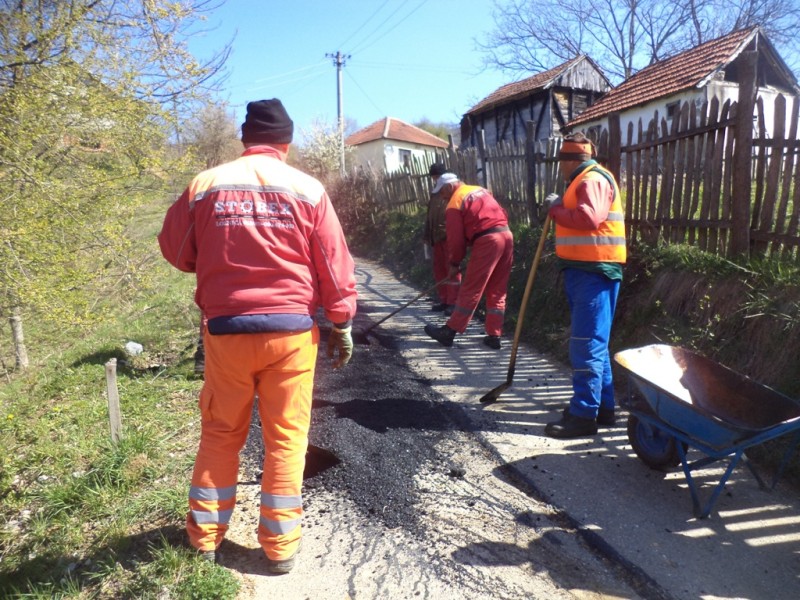 Настављена поправка локалних путева и улица на подручју општине Мали Зворник