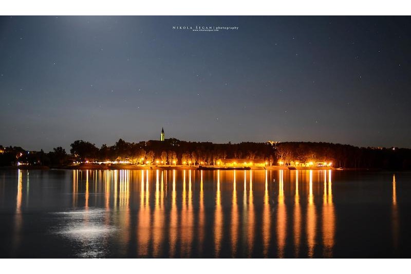 Бачка Паланка - поглед са Дунава ноћу