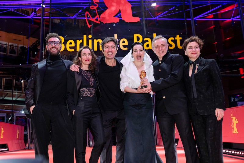 Reditelj Ilker Čatak sa filmskom ekipom nakon osvajanja Zlatnog medveda FOTO Dirk Michael Deckbar - Berlinale 2026.jpg