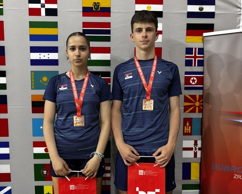 BADMINTON_Teodora i Aleksa_Medalja.JPG