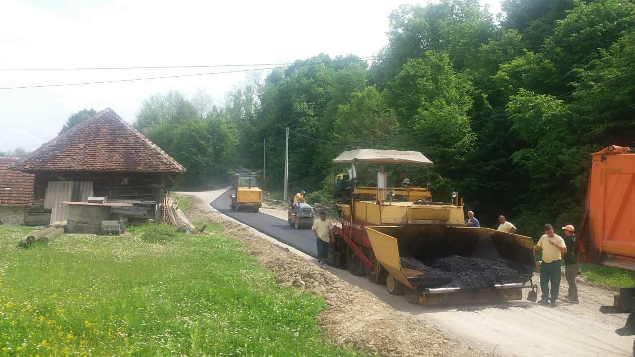 У МЗ Брајковац - Петровића крај, асфалтиран пут дужине  100 метара