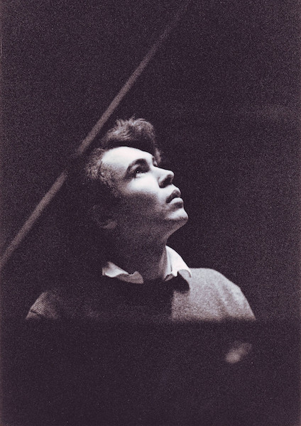 Поставка уметничких портрета пиjанисте