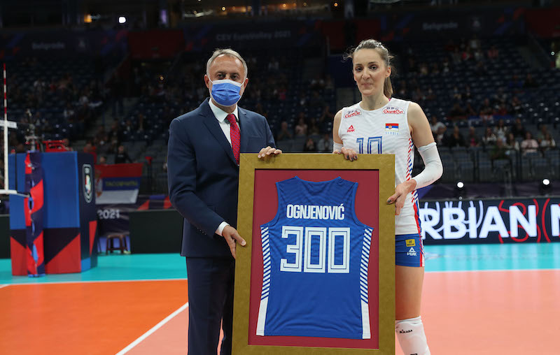 ОДБОЈКА: Маjи Огњеновић уручен поклон поводом jубиларне 300. утакмице