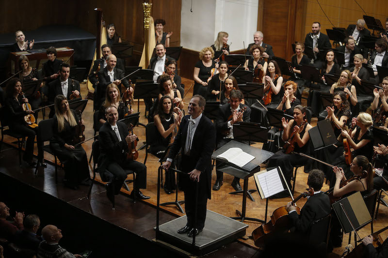 Преко шест минута овациjа за Београдску филхармониjу, Мандеала и Шостаковича