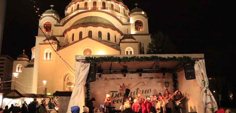 Наступ ученика ОМШ „Невена Поповић“ испред Храма Светог Саве у оквиру манифестације „Божићно сеоце“