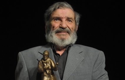 МИШИ ЈАНКЕТИЋУ УРУЧЕНА СТАТУЕТА ЈОАКИМ ВУЈИЋ