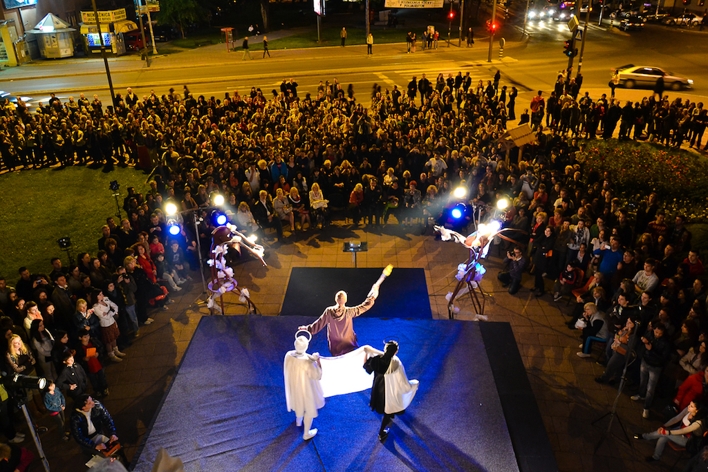 „ЖИВОТ ЈЕ КАБАРЕ“