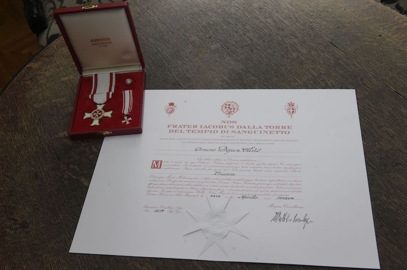 Управнику Народног позоришта Дејану Савићу уручено признање Сувереног Малтешког Реда