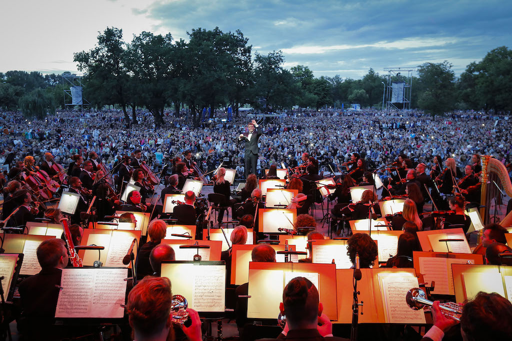 ФИЛХАРМОНИЈА: Филхармониjа оборила своj рекорд – око 40 000 људи на другом музичком пикнику