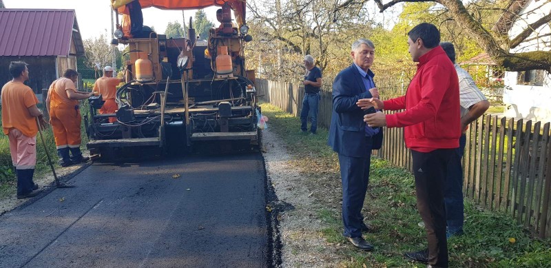 Почело асфалтирање путева и улица у општини Мали Зворник