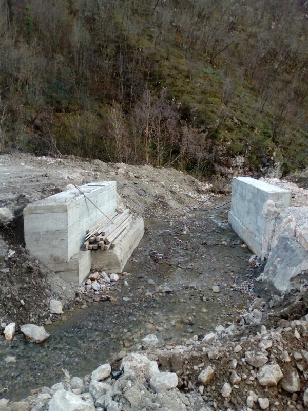 У Доњој Трешници у току изградња моста на Борањској реци